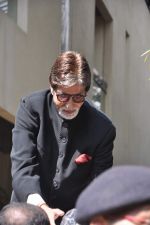 Amitabh Bachchan greets fans on his birthday outside his residence on 11th Oct 2012 (18).JPG